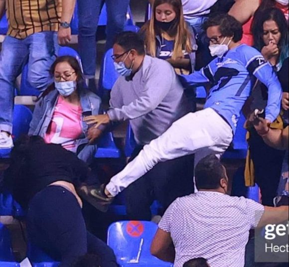 Aficionado de PUMAS golpea a mujer en el estadio Cuauhtémoc