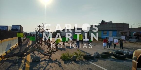 Ejidatarios de Tlahuapan bloquean la autopista Puebla-México por adeudo de tierras