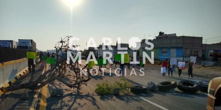 Ejidatarios de Tlahuapan bloquean la autopista Puebla-México por adeudo de tierras