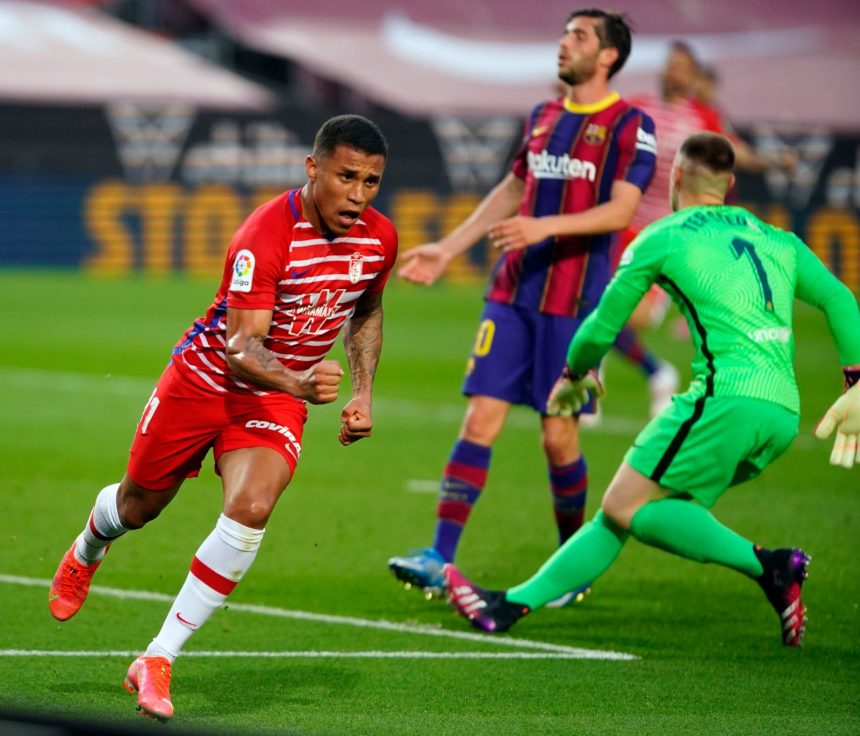 Barcelona tropieza ante el Granada y pierde el paso en busca del título