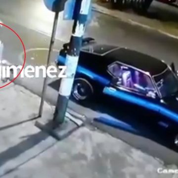 (VIDEO) Captan golpiza a mujer en CDMX; sujeto la sube a rastras a Mustang