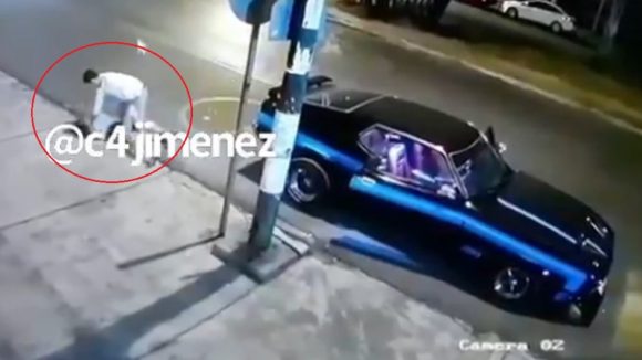 (VIDEO) Captan golpiza a mujer en CDMX; sujeto la sube a rastras a Mustang