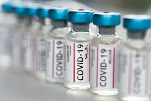 Dosis de vacuna contra covid-19 de Pfizer o AstraZeneca reduce casi la mitad de transmisión del virus