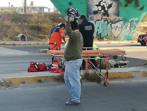 Cae motociclista desde el puente de Periférico y federal a Tehuacán
