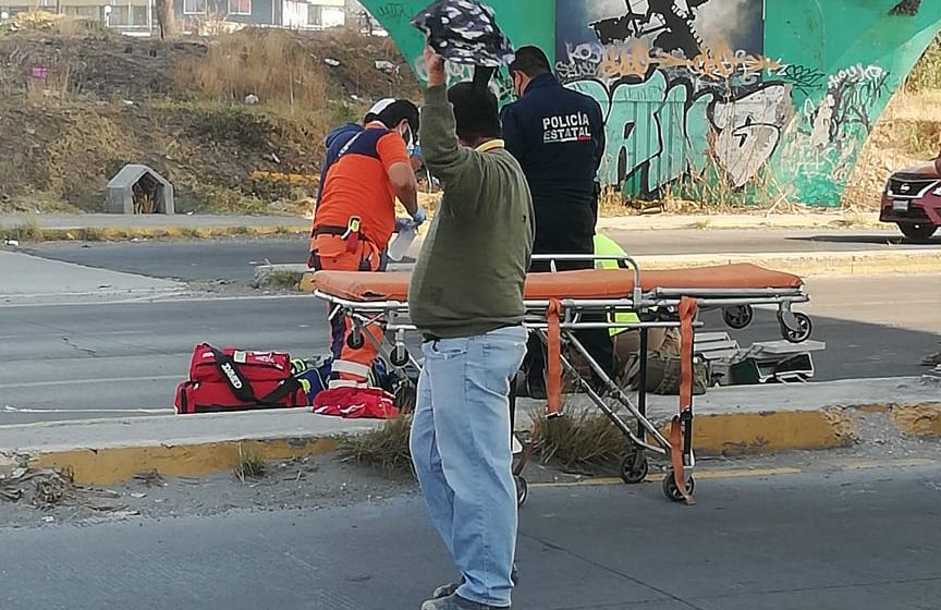 Cae motociclista desde el puente de Periférico y federal a Tehuacán