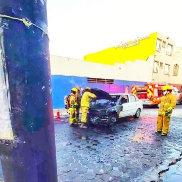 (VIDEO) Auto y moto se incendian tras impacto en el Centro histórico