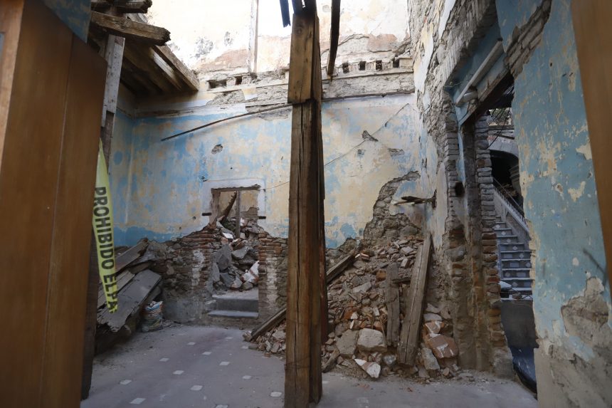 (VIDEO) Lesionados dejó el derrumbe de vieja casona en la 2 Oriente