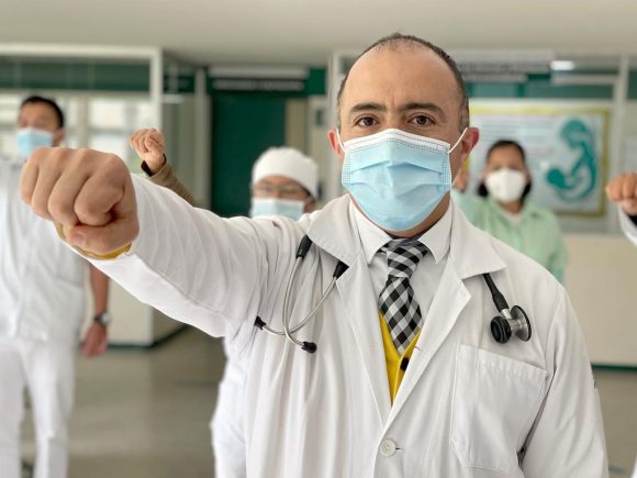 Reconocen a médico del IMSS que salvó su vida del COVID y regresó a la línea de batalla