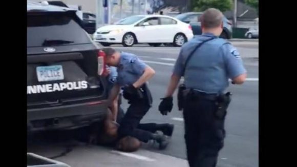 Hallan apuñalado a expolicía condenado por el asesinato de George Floyd
