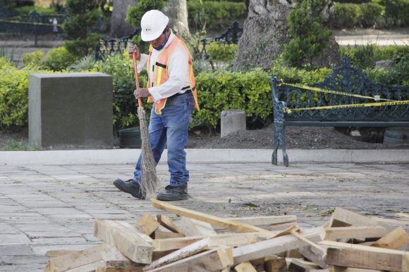 Limpian el zócalo y retiran maderas de la obra que luce en abandono