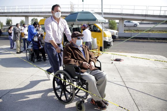 Tercera etapa de vacunación masiva para adultos mayores será el 22 y 23 de abril