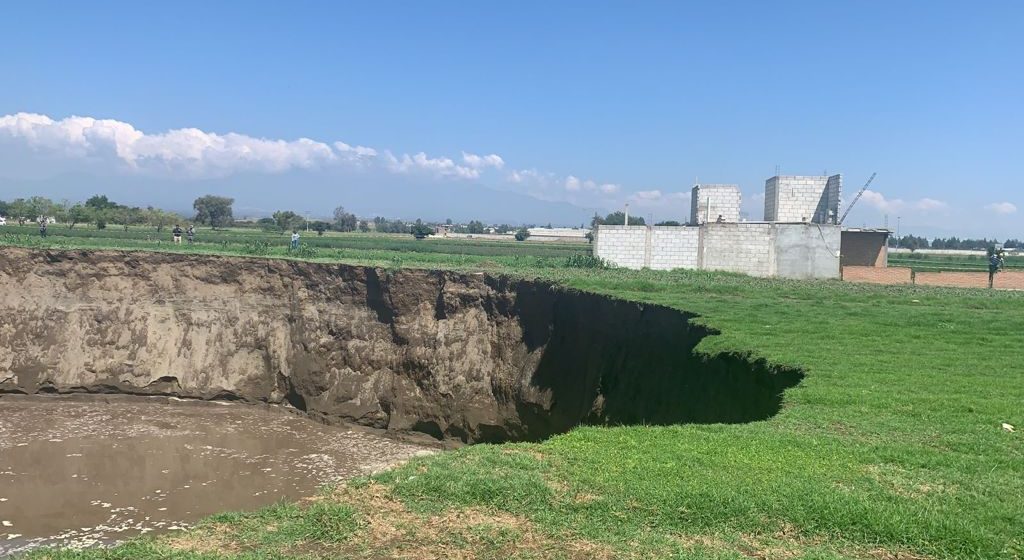 SEGOB exhorta a poblanos a no acercarse al socavón de Juan C. Bombilla