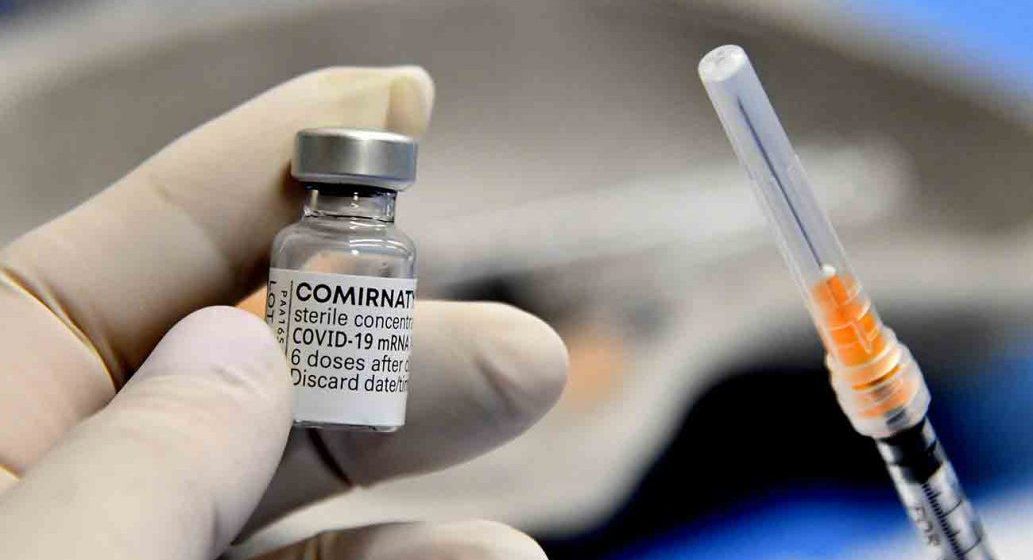 Joven italiana recibe por error 6 dosis de vacuna Pfizer