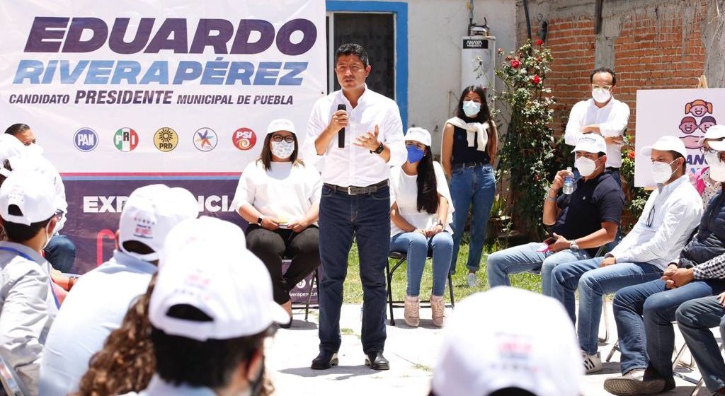 Eduardo Rivera Pérez reconoce la labor de docentes poblanos