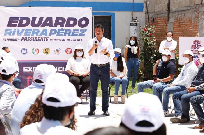 Eduardo Rivera Pérez reconoce la labor de docentes poblanos
