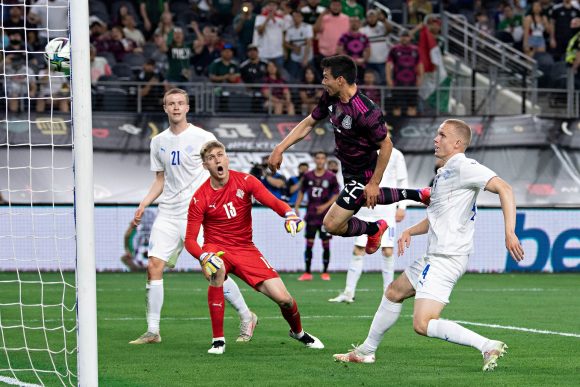 México vence a Islandia con doblete de Hirving “Chucky” Lozano