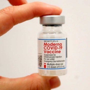 Tercera dosis de vacuna covid de Moderna reforzaría protección