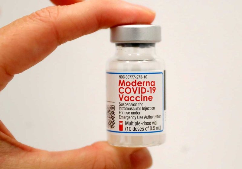 Tercera dosis de vacuna covid de Moderna reforzaría protección
