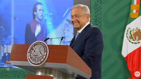 (VIDEO) AMLO evade pregunta con canción de Serrat; la reproduce y asegura que ilustra pobreza en México