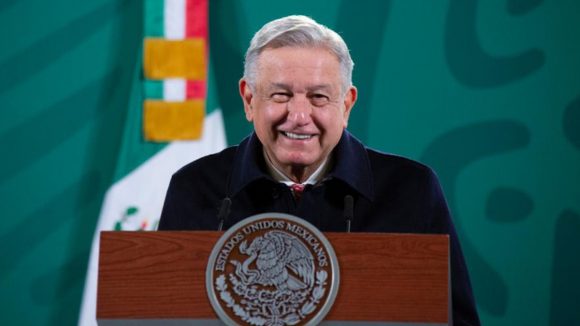 (VIDEO) “Me quedan seis años”: AMLO bromea con posible ampliación de mandato y reelección