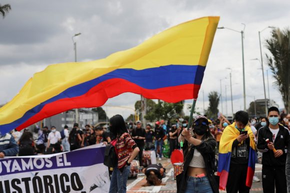 Protestas en Colombia dejan 17 muertos y más de 800 heridos