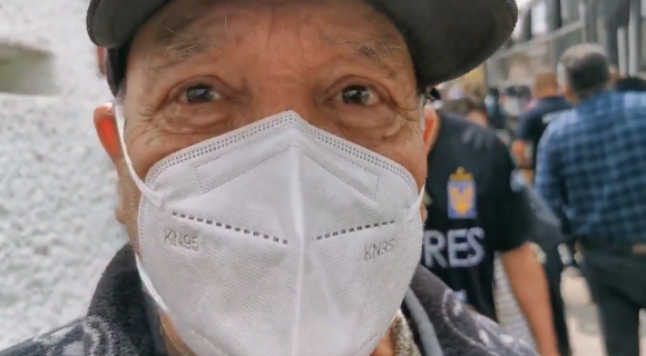 Don José Ignacio del Pozo fue vacunado después de 3 horas y media de espera en la 25 Zona Militar