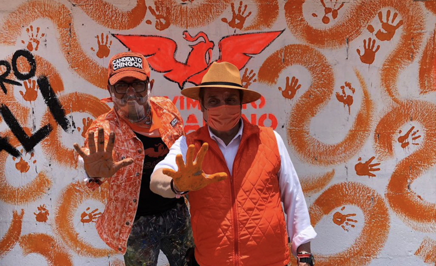 Acompañados de los colonos de San Pablo Xochimehuacán, Isauro Ali y Edgar Yamil Yitani crean el muro de compromisos