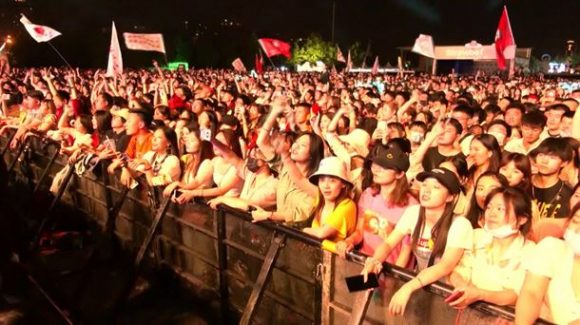 Wuhan, origen del COVID-19, celebra festival de música con 11 mil asistentes sin cubrebocas