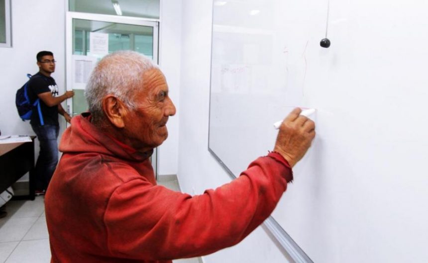 Don Felipe Espinosa CMH A sus 84 años, poblano se gradúa como ingeniero de Procesos y Gestión Industrial en la BUAP
