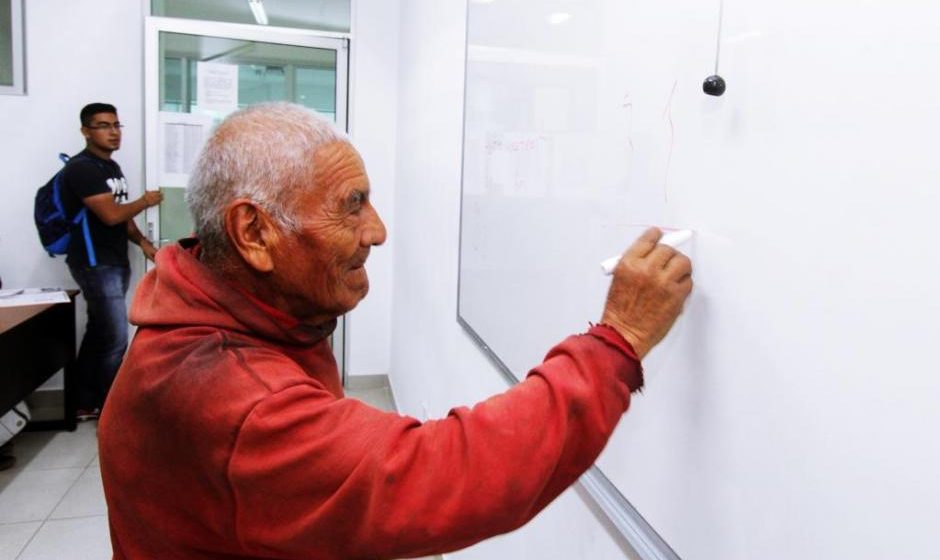 A sus 84 años, poblano se gradúa como ingeniero de Procesos y Gestión Industrial en la BUAP