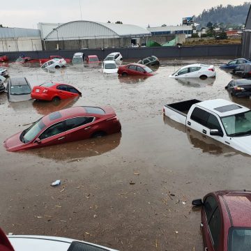 Intensa granizada deja inundaciones en Metepec