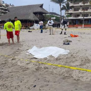 Mesero rescata a niña en playa de Puerto Vallarta y se ahoga