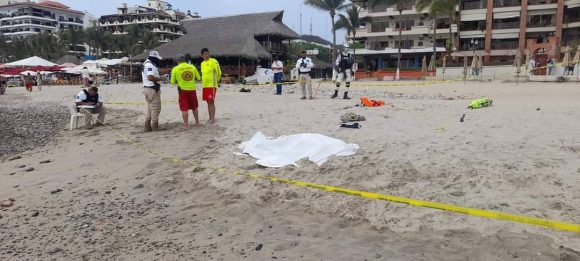 Mesero rescata a niña en playa de Puerto Vallarta y se ahoga