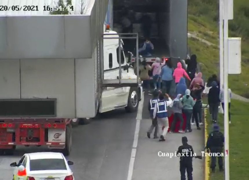 (VIDEO) Imágenes que captaron el fallecimiento de las normalistas Iris y Mónica en caseta de Cuapiaxtla