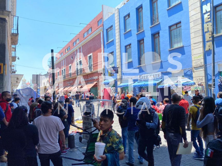 (FOTOS Y VIDEOS) Batalla campal entre ambulantes termina en lesionados y saqueos
