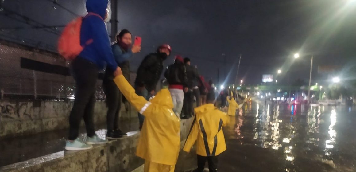 Inundaciones obligan al cierre de la autopista Puebla-México toda la noche