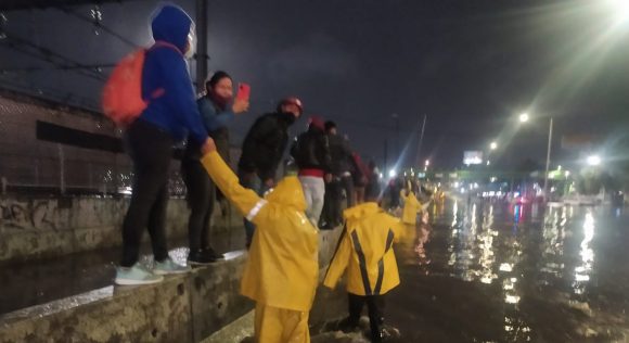 Inundaciones obligan al cierre de la autopista Puebla-México toda la noche