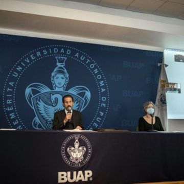 Entrega el Rector Alfonso Esparza nombramiento como Profesor Emérito al doctor Pedro Félix Hernández Ornelas