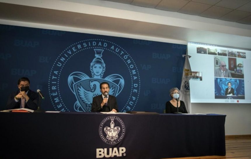 Entrega el Rector Alfonso Esparza nombramiento como Profesor Emérito al doctor Pedro Félix Hernández Ornelas