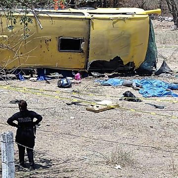 Pasajero ataca a chófer y volcó autobus en Izúcar; saldo preliminar tres muertos