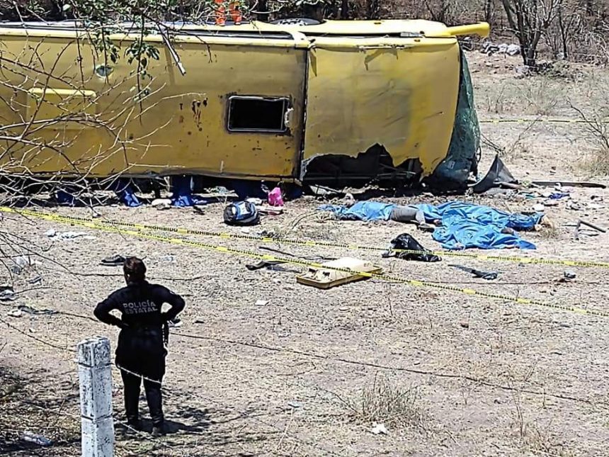 Pasajero ataca a chófer y volcó autobus en Izúcar; saldo preliminar tres muertos