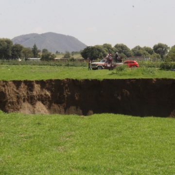 Protección civil Municipal y Estatal resguardan zona de cultivo de Santa María Zacatepec ante la aparición de un socavón