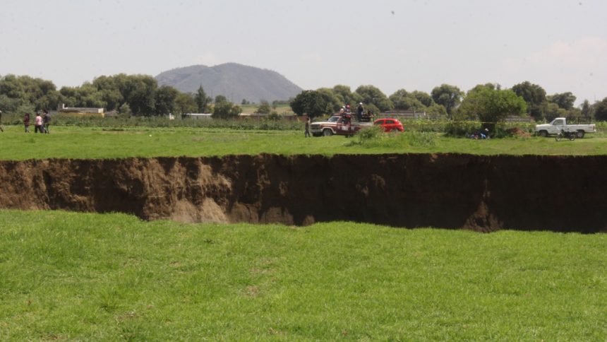Protección civil Municipal y Estatal resguardan zona de cultivo de Santa María Zacatepec ante la aparición de un socavón