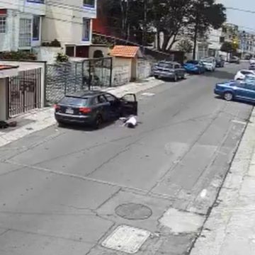(VIDEO) Hombre avienta a su novia del auto; minutos después regresa por ella