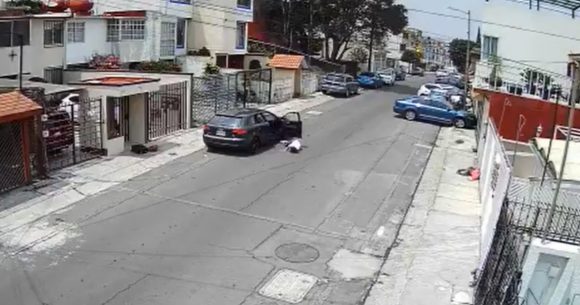 (VIDEO) Hombre avienta a su novia del auto; minutos después regresa por ella