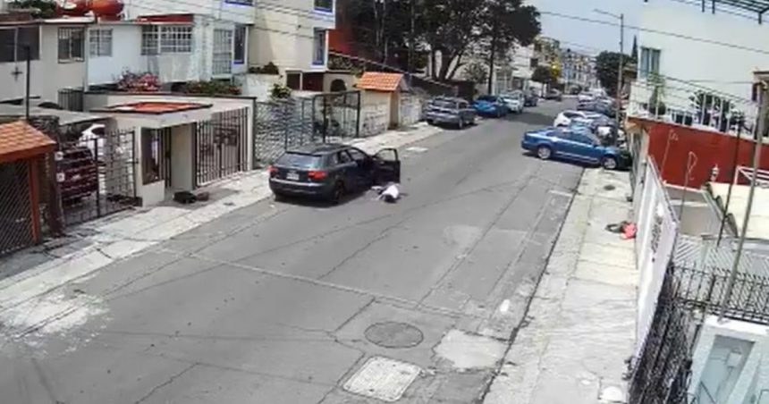 Karina Coche Naucalpan CMH (VIDEO) Hombre avienta a su novia del auto; minutos después regresa por ella