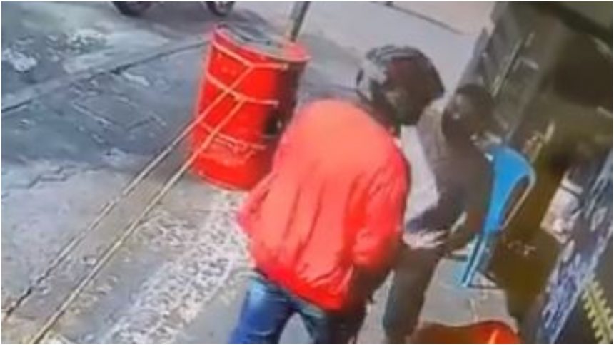 Al asaltarlo, ladrón reconoce a su víctima y le regresa sus cosas