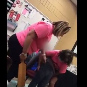 Graban a directora golpeando a niña de 6 años con una tabla frente de su madre en Florida