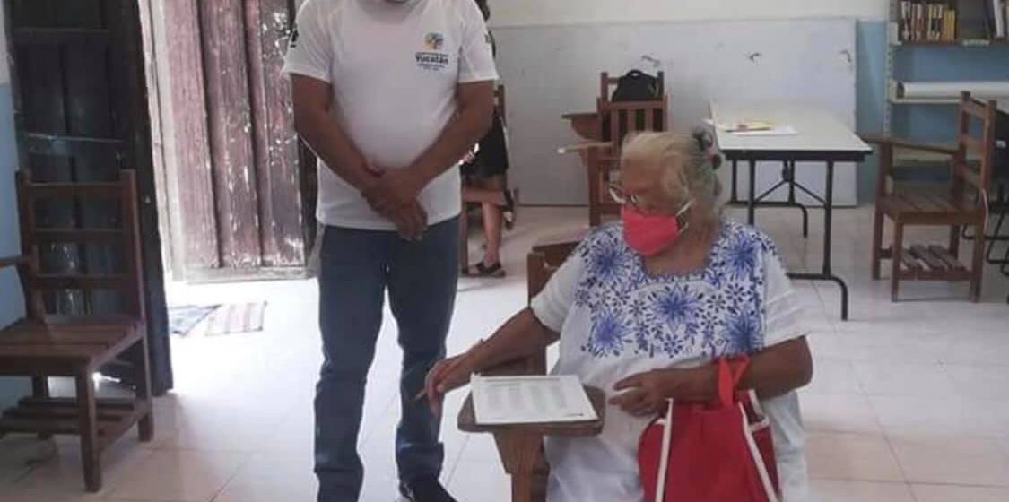 A sus 71 años, abuelita realiza examen para terminar la primaria en Yucatán