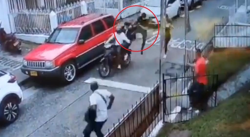 (VIDEO) Hombre detiene a ladrones con ‘patada voladora’ en Colombia